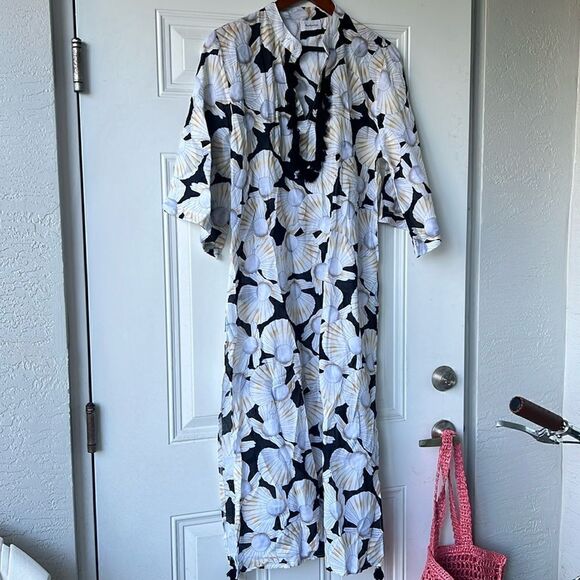 White Floral Design Kaftan - ONE SIZE - Brand New - Black String Embellisments - Picture 1 of 6